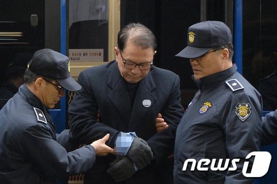 구속 수감 중인 김기춘 전 대통령 비서실장이 지난 4일 서울 강남구 특별검사 사무실로 소환되고 있다./뉴스1 ⓒ News1 황기선 기자