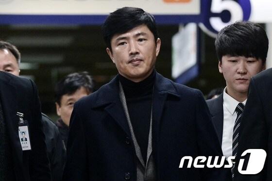 &#39;국정농단&#39; 의혹 관련 최순실 씨의 최측근이던 고영태 더블루K 전 상무가 6일 오후 서울 서초동 중앙지법에서 열린 최 씨와 안종범 전 청와대 정책조정수석에 대한 8회 공판에서 증언을 마친 뒤 귀가하고 있다. 2017.2.6/뉴스 ⓒ News1 민경석 기자