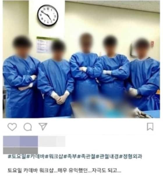 문제가된 의사들의 해부용 시체 앞 인증사진.&#40;인터넷 캡쳐&#41; ⓒ News1