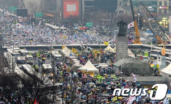 1일 오후 서울 광화문광장에서 열린 제18차 범국민 행동의 날 집회 참석자들이 박 대통령 퇴진을 촉구하며 구호를 외치고 있다. 같은 시간 광화문광장 남측에서 대통령 탄핵 기각을 위한 국민총궐기 운동본부 주최로 열린 &#39;탄핵 반대&#39; 집회에서 참가자들이 태극기를 흔들며 탄핵 반대를 외치고 있다. 2017.3.1/뉴스1 ⓒ News1 박세연 기자