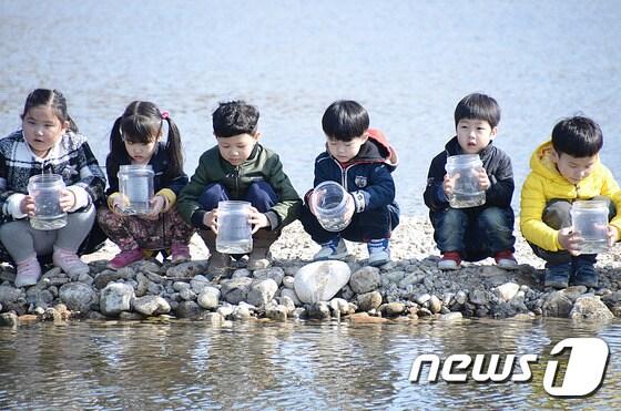 강원 양양군 남대천 일원에서 열린 어린연어 방류행사.&#40;자료사진&#41;/뉴스1