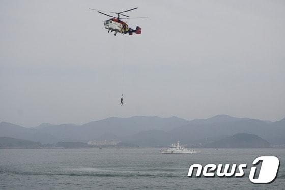 전북 부안해양경찰서가 부안군 격포항 앞 해상에서 여객선 화재를 가상한 &#39;국민참여형 민·관·군 합동 대규모 인명구조훈련&#39;을 실시하고 있다.. 바다에 빠진 선원을 해경 헬기가 구조하고 있다&#40;뉴스1/DB&#41;.ⓒ News1 