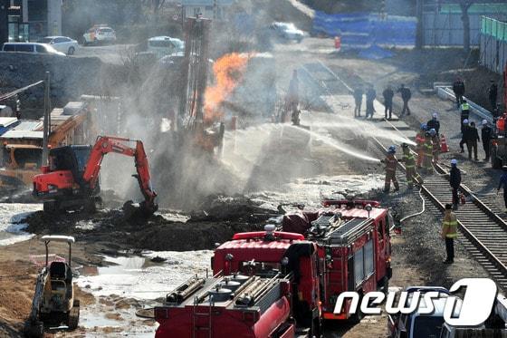 2017년 3월 8일 경북 포항시 남구 대잠동 폐철도 공사장에서 굴착작업 중 지하에 매장된 천연가스가 천공기 마찰열에 폭발해 화재가 발생했다. 출동한 소방대원들이 진화작업을 하고 있다. 이 사고로 50대 현장 근로자가 얼굴에 2도 화상을 입어 병원으로 이송됐다.2017.3.8/뉴스1 ⓒ News1 최창호 기자