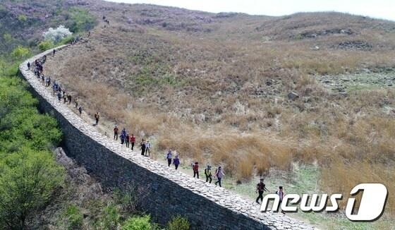 경남 화왕산을 찾은 등산객.&#40;사진은 기사 내용과 무관함&#41; 2017.4.23/뉴스1 ⓒ News1 이철우 기자