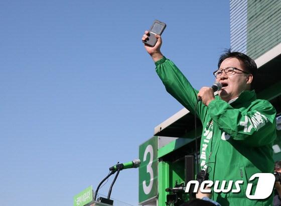 박지원 국민의당 상임선대위원장이 24일 전남 목포시 목포역 광장에서 열린 안철수 대선 후보의 전남 집중유세에서 안 후보의 지지를 호소하고 있다. 2017.4.24/뉴스1 ⓒ News1 송원영 기자