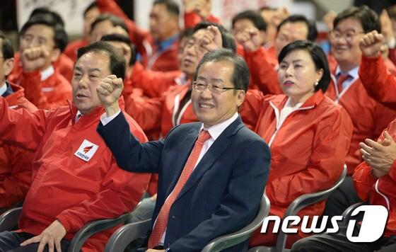 홍준표 자유한국당 대선후보&#40;가운데&#41;를 비롯한 당원들이 7일 오후 경기도 안양시 동안구 안양실내체육관에서 열린 자유한국당 경기·인천 선대위 발대식 겸 필승대회에 참석해 대선 필승 구호를 외치고 있다. 2017.4.7/뉴스1 ⓒ News1 오장환 기자