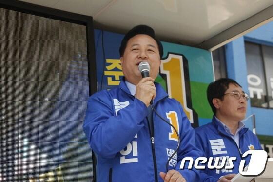 김두관 더불어민주당 상임선거대책위원장은 1일 대전 중앙시장을 찾아 문재인 후보의 지지를 호소했다. ⓒ News1