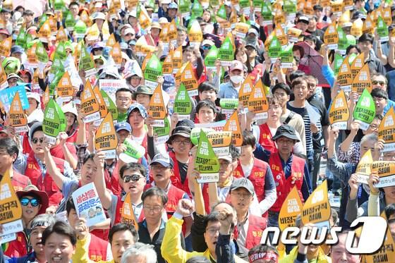 근로자의 날인 1일 서울 종로구 대학로에서 열린 &#39;세계 노동절 기념대회&#39;에서 참석자들이 구호를 외치고 있다. 2017.5.1/뉴스1 ⓒ News1 임세영 기자