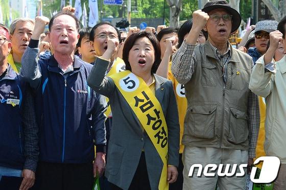 근로자의 날인 1일 서울 종로구 대학로에서 열린 &#39;세계 노동절 기념대회&#39;에서 심상정 정의당 대선후보&#40;가운데&#41;가 구호를 외치고 있다. 2017.5.1/뉴스1 ⓒ News1 임세영 기자