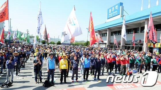 1일 오후 강원도 원주역 광장에서 열린 ‘세계노동절 127주년 강원지역 노동자대회’에서 최저임금 1만원, 비정규직 철폐, 재벌체제 해제를 촉구하며 참석자들이 힘차게 구호를 외치고 있다.2017.5.1/뉴스1ⓒ News1