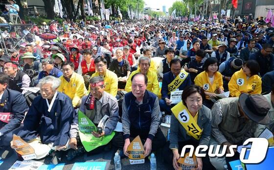 근로자의 날인 1일 서울 종로구 대학로에서 열린 &#39;세계 노동절 기념대회&#39;에서 참석자들이 자리를 지키고 있다. 2017.5.1/뉴스1 ⓒ News1 임세영 기자