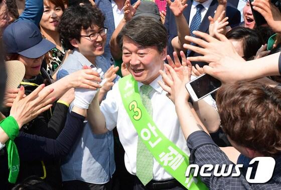 안철수 국민의당 대선 후보가 1일 인천시 남구 신세계백화점 인천점 광장에서 열린 &#39;국민이 이깁니다&#39; 집중 유세에서 시민들과 인사를 나누며 지지를 호소하고 있다. 2017.5.1/뉴스1 ⓒ News1 송원영 기자