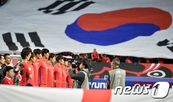 26일 오후 수원월드컵경기장에서 열린 &#39;FIFA U-20 월드컵 코리아 2017&#39; A조 대한민국과 잉글랜드의 경기 전 선수들이 애국가를 제창하고 있다. 2017.5.26/뉴스1 ⓒ News1 이재명 기자