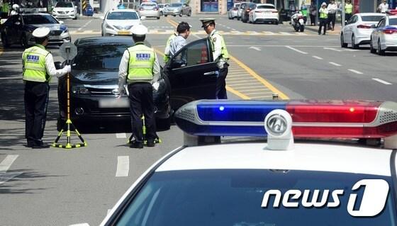 부산경찰청이 부산 수영구 민락동 광안해변로 한 아파트 앞 도로에서 개선된 음주운전 단속 방식을 선보이고 있다. /뉴스1 ⓒ News1 DB