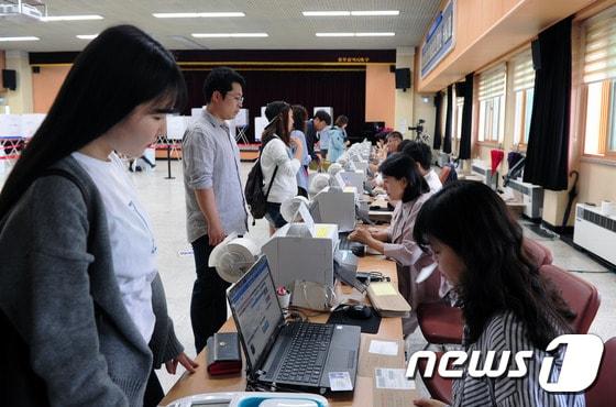 제19대 대통령선거 사전투표 이틀 째인 5일 오전 광주 북구 사전투표소&#40;북구청 3층 회의실&#41;를 찾은 유권자들이 본인 확인 후 투표 용지를 받기 위해 기다리고 있다. 2017.5.5/뉴스1 ⓒ News1 박윤식 기자