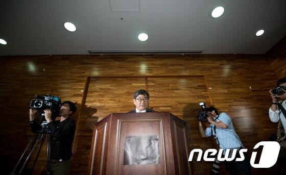 안경환 법무부 장관 후보자가 16일 오전 서초구 대한법률구조공단 서울개인회생·파산종합지원센터에서 성차별적 표현 등 의혹 논란과 관련해 기자회견을 갖고 있다.  2017.6.16/뉴스1 ⓒ News1 이승배 기자