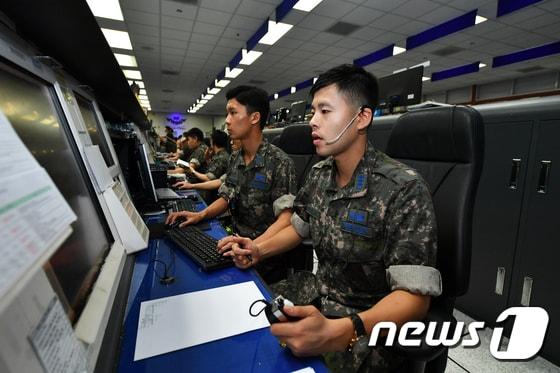  공군 중앙방공관제소&#40;MCRC&#41;에서 임무를 수행하고 있는 병사 자료사진.  / 뉴스1 ⓒ News1 &#40;공군 제공&#41; 