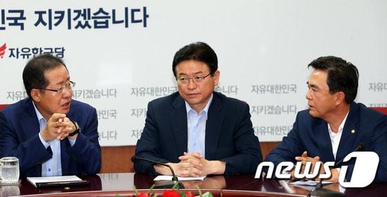 한동훈 국민의힘 대표와 각을 세웠던 홍준표 대구시장&#40;왼쪽부터&#41; 이철우 경북지사, 김태흠 충남지사. 사진은 2017년 8월 10일 당시 홍준표 자유한국당 대표가 이철우, 김태흠 최고위원과 이야기를 나누고 있는 모습. ⓒ News1 DB