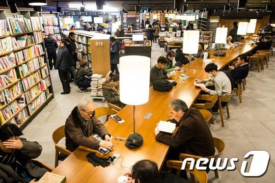 한 대형서점에서 독자들이 책을 읽고 있다.ⓒ News1