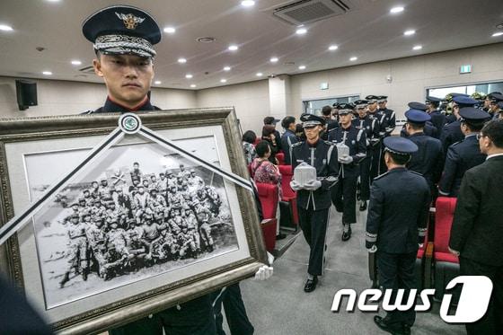 2017년 8월 23일 경기도 고양시 벽제 군봉안소에서 진행된 故 실미도 부대원 합동 봉안식. 2017.8.23/뉴스1 ⓒ News1 성동훈 기자