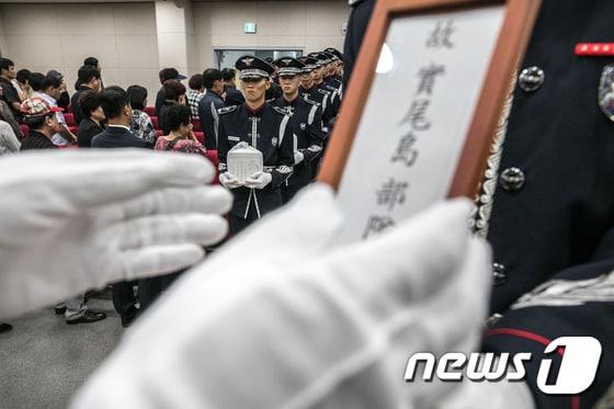 지난 2017년 8월 23일 오전 경기도 고양시 벽제 군봉안소에서 열린 고&#40;故&#41; 실미도 부대원 합동 봉안식. 2017.8.23/뉴스1 ⓒ News1 성동훈 기자