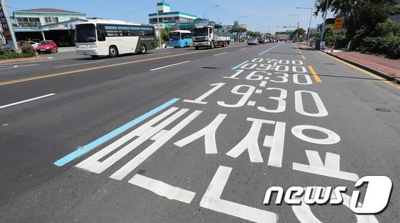 제주도가 버스운행에 철도시스템점을 접목한 &#39;슈퍼-간선급행버스체계&#39;&#40;S-BRT&#41; 도입을 검토한다. 제주시 오라동 버스전용차선 모의 장습.2017.8.26/뉴스1 ⓒ News1 