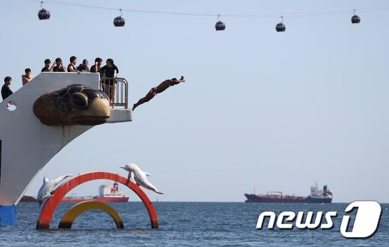 부산 서구 송도해수욕장에서 관광객들이 다이빙을 하고 있는 모습. ⓒ News1 DB