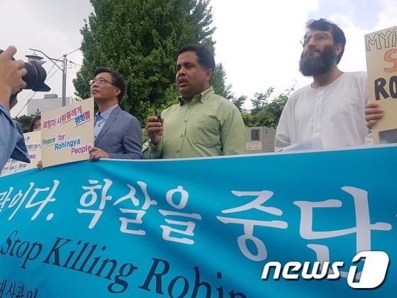 31일 오전 로힝야족인 모하마드 이삽&#40;51&#41;이 서울 용산구 주한 미얀마대사관 앞에서 열린 &#39;로힝야족 학살 중단 촉구&#39; 기자회견에서 발언하고 있다.  2017.8.31/ 뉴스1ⓒ News1