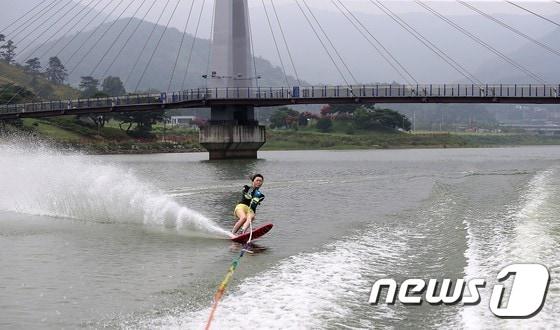 연일 폭염이 이어지는 가운데 4일 전남 구례군 산동면에 있는 지리산 호수공원 수상유원지에서 피서객이 하얀 물보라를 가르며 수상스키의 짜릿함을 즐기고 있다.&#40;구례군 제공&#41;2017.8.4/뉴스1 ⓒ News1 서순규 기자