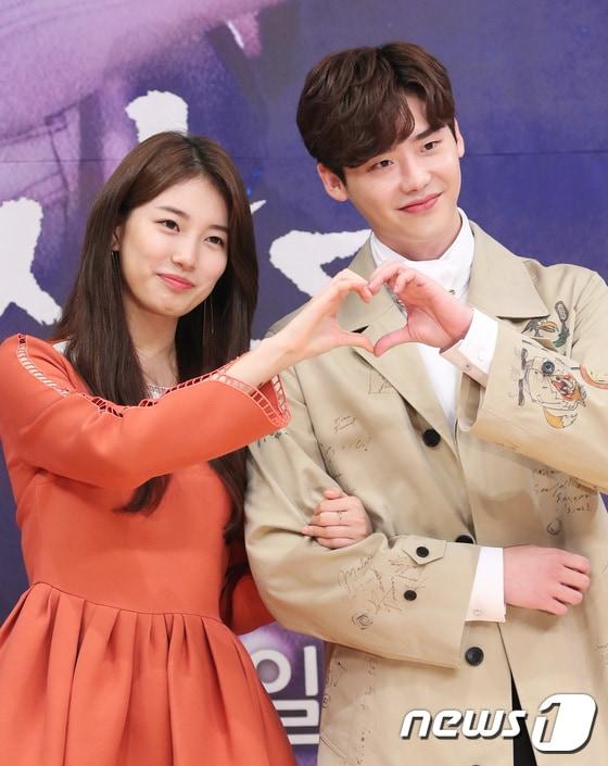 배우 배수지, 이종석&#40;오른쪽&#41;이 22일 오후 서울 목동SBS에서 열린 SBS 드라마 스페셜 ‘당신이 잠든 사이에’ 제작발표회에 참석해 포즈를 취하고 있다. 2017.9.22./뉴스1 ⓒ News1 권현진 기자