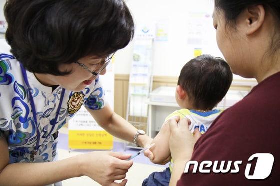 경북 안동성소병원에서 한 어린이가 무료 예방접종을 받고 있다. &#40;사진은 기사 내용과 무관함&#41; /뉴스1 ⓒ News1