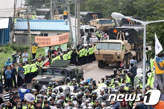 2017년 9월 경북 성주군 초전면 소성리로 사드&#40;THAAD·고고도미사일방어체계&#41; 잔여발사대 4기가 들어가는 모습. &#40;뉴스1 DB&#41; ⓒ News1 민경석 기자