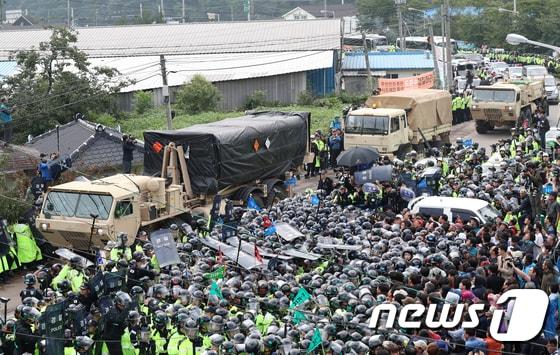 7일 오전 경북 성주군 초전면 소성리로 사드&#40;THAAD·고고도미사일방어체계&#41; 잔여발사대 4기가 들어가고 있다. 경찰이 밤샘 작전으로 진입로를 막고 있던 시위대를 해산 한 후 사드 장비의 이동로를 확보했다. 2017.9.7/뉴스1 ⓒ News1 민경석 기자