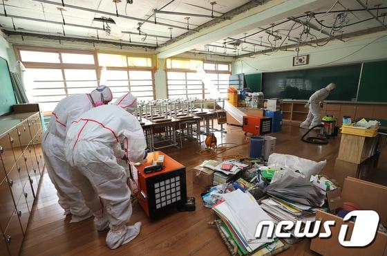 경기도 과천 한 초등학교 석면 교체 공사 현장에서 청소업체 관계자들이 음압기를 설치하고 있는 모습.&#40;사진은 기사 내용과 무관함&#41; / 뉴스1 뉴스1 ⓒ News1