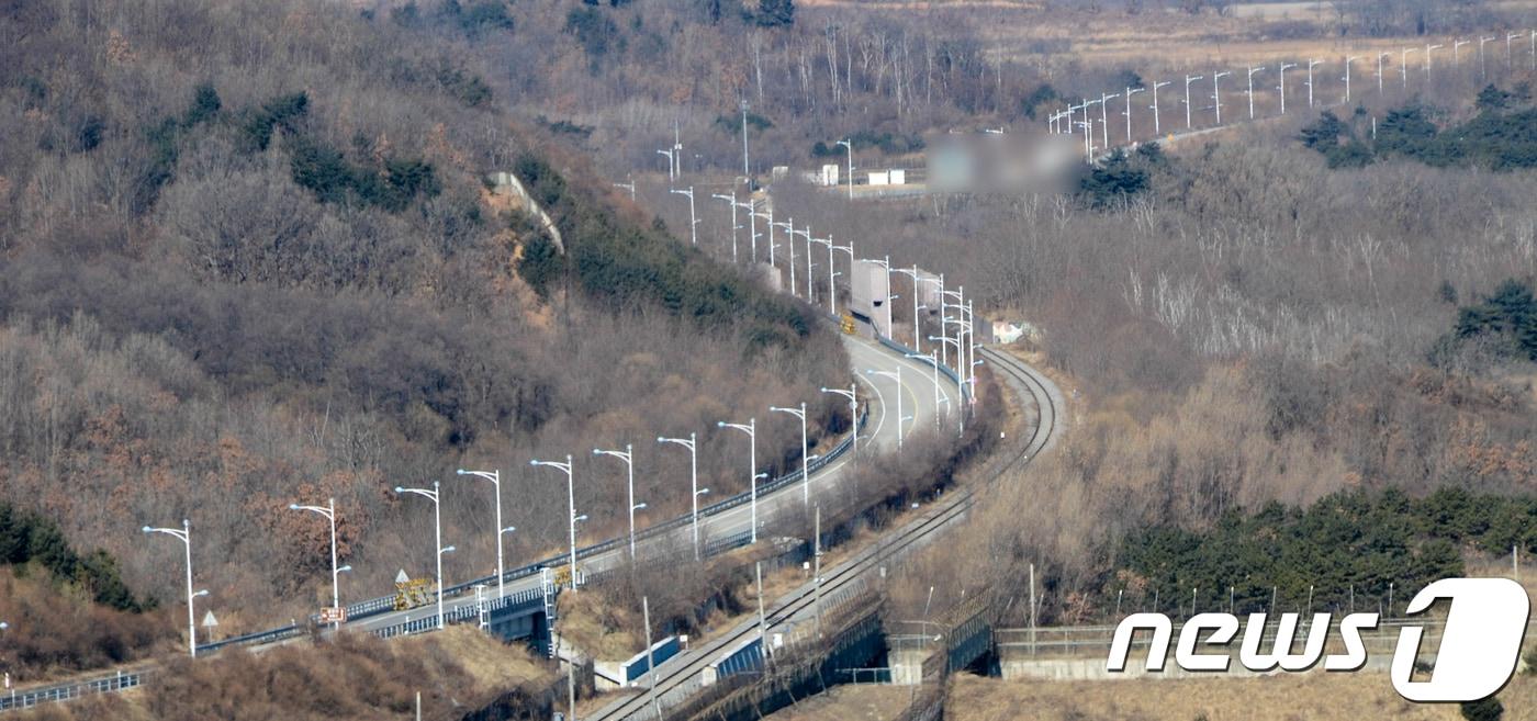 강원도 고성 통일전망대에서 북한으로 이어진 동해선. /뉴스1 ⓒ News1 고재교 기자