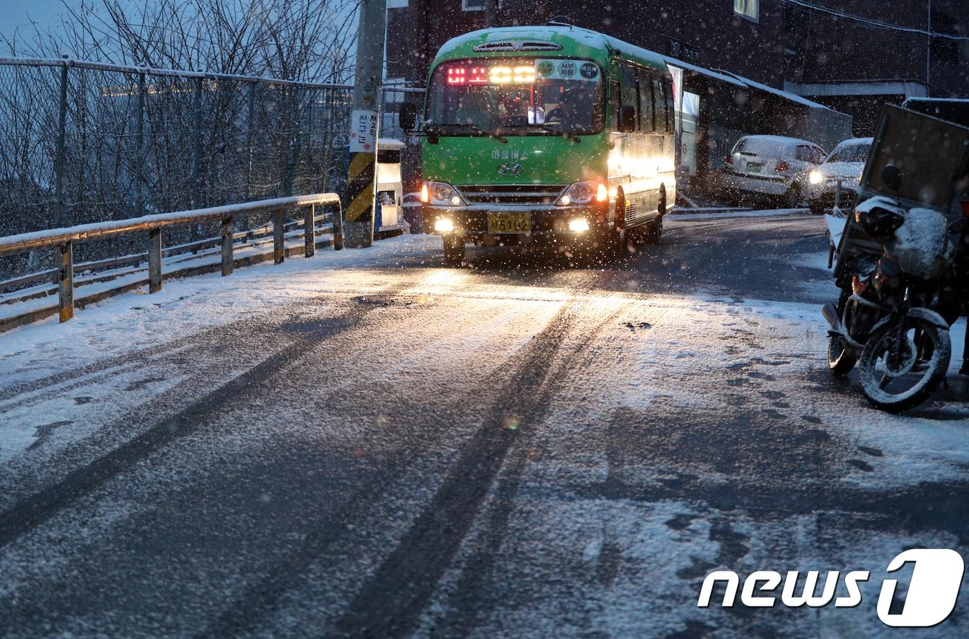 마을버스가 빙판길을 내려오고 있다.&#40;사진은 기사 내용과 무관함&#41; 2018.1.30/뉴스1 ⓒ News1 신웅수 기자