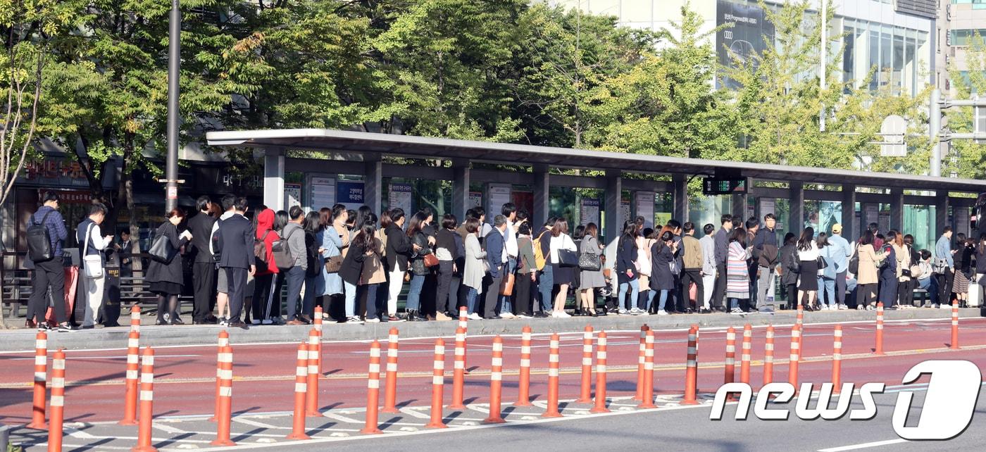 경기 고양시 일산동구 백석역 부근 버스정류장에서 출근길 시민들이 줄지어 서 버스를 기다리고 있다./뉴스1 ⓒ News1 황기선 기자