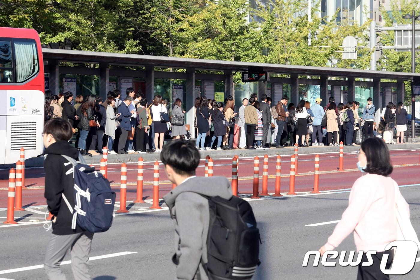 경기 고양시 일산동구 백석역 부근 버스정류장에서 출근길 시민들이 줄지어 서 버스를 기다리고 있다./뉴스1 ⓒ News1 황기선 기자