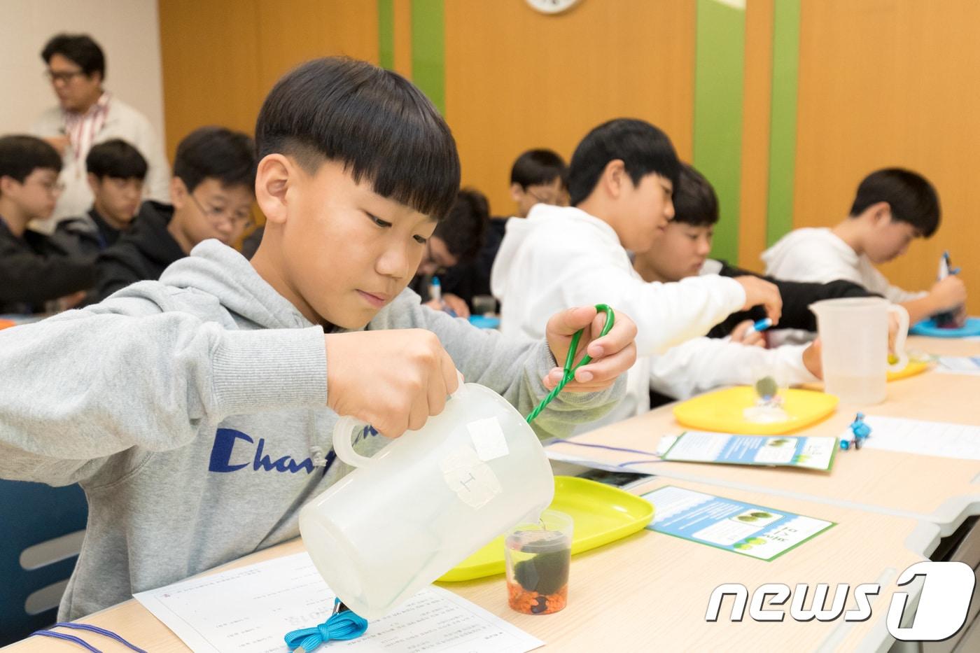 청소년 직업체험 프로그램에 참여한 신천중학교 학생들. 사진은 기사 내용과 관련없음. /뉴스1