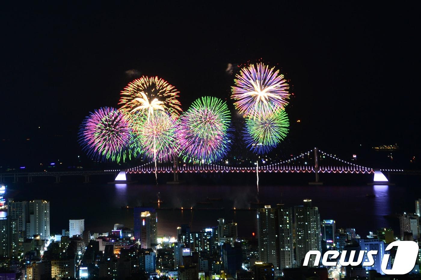 지난 2018년 부산 광안리해수욕장 일대에서 열린 ‘제14회 부산불꽃축제’에서 불꽃이 가을 밤바다를 화려하게 수놓고 있다. 2018.10.27/뉴스1 ⓒ News1 DB