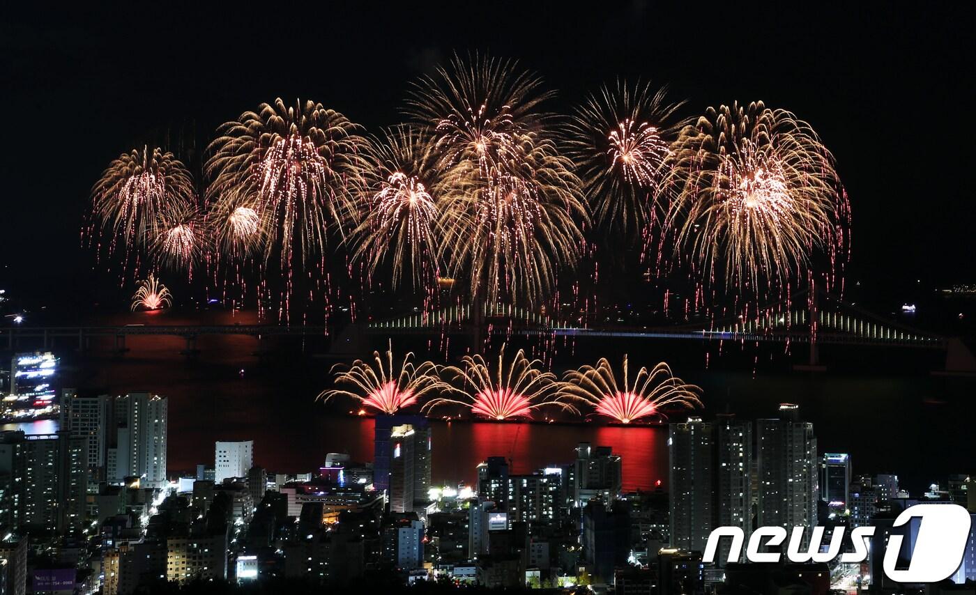 지난 2018년 부산 광안리해수욕장 일대에서 열린 ‘제14회 부산불꽃축제’에서 불꽃이 가을 밤바다를 화려하게 수놓고 있다. 2018.10.27/뉴스1 ⓒ News1