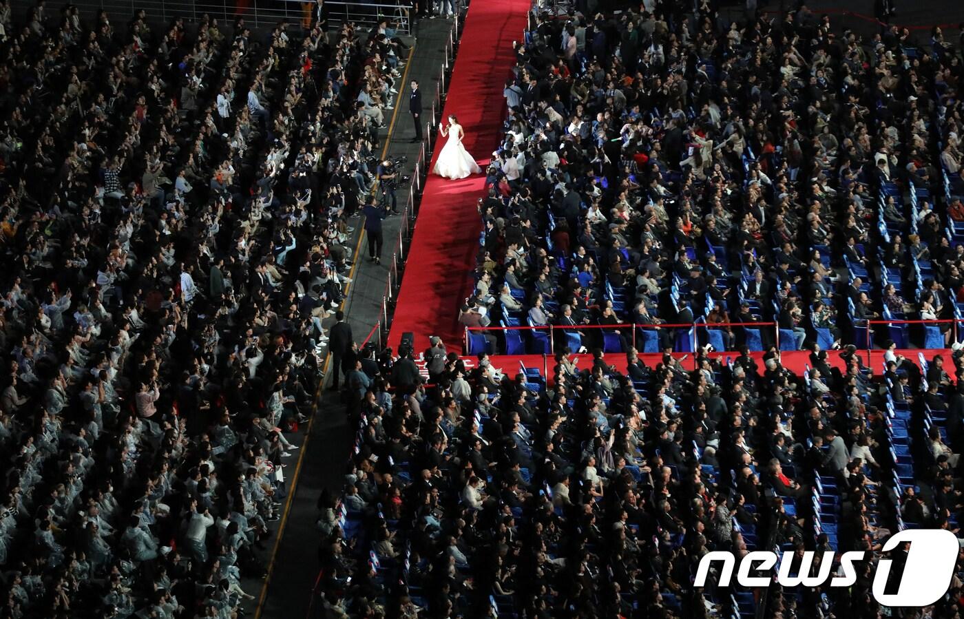 4일 오후 부산 해운대구 영화의전당 야외무대에서 열린 &#39;제23회 부산국제영화제 개막식&#39;에서 배우들이 레드카펫을 밟으며 입장하고 있다. 부산국제영화제는 4일부터 13일까지 열흘간 열린다. 2018.10.4/뉴스1 ⓒ News1 여주연 기자