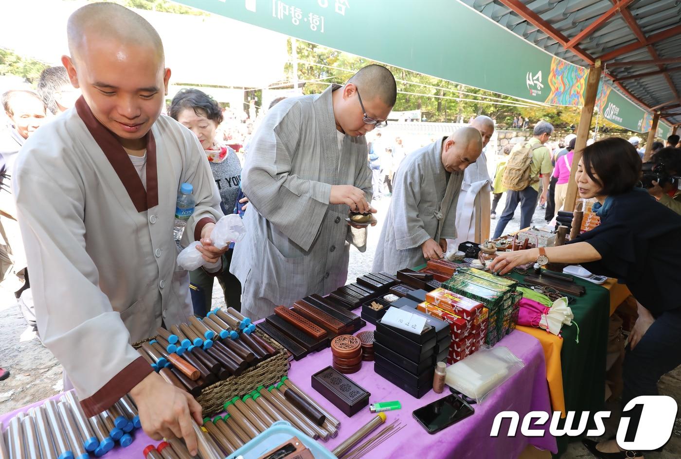 대한불교조계종 제9교구 동화사가 주관하는 &#39;팔공산 산중전통장터 승시 축제&#39;가 오는 7일부터 사흘간 팔공산과 동화사 일원에서 열린다. 사진은 지난 2018년 10월 열린 승시 축제에서 동화사를 찾은 스님들이 장터에 나온 다양한 물건을 살펴보는 모습. 2018.10.7/뉴스1 ⓒ News1 공정식 기자