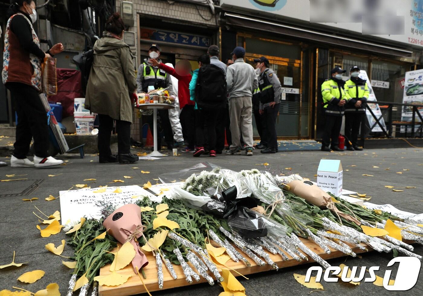 11일 오전 서울 종로구 관수동 국일고시원 입주자들의 가족들이 짐을 찾기위해 지난 9일 화재 이후 통제되었던 고시원으로 들어가고 있다. 이 고시원에서는 지난 9일 오전 3층에서 불이 나 7명이 숨지고 11명이 다쳤다. 2018.11.11/뉴스1 ⓒ News1 신웅수 기자