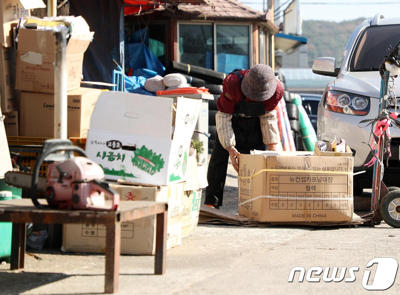 70대 여성이 수레를 끌고 폐지 정리를 하고 있다. &#40;사진은 기사내용과 무관함&#41; 2018.11.20/뉴스1 ⓒ News1 이윤기 기자