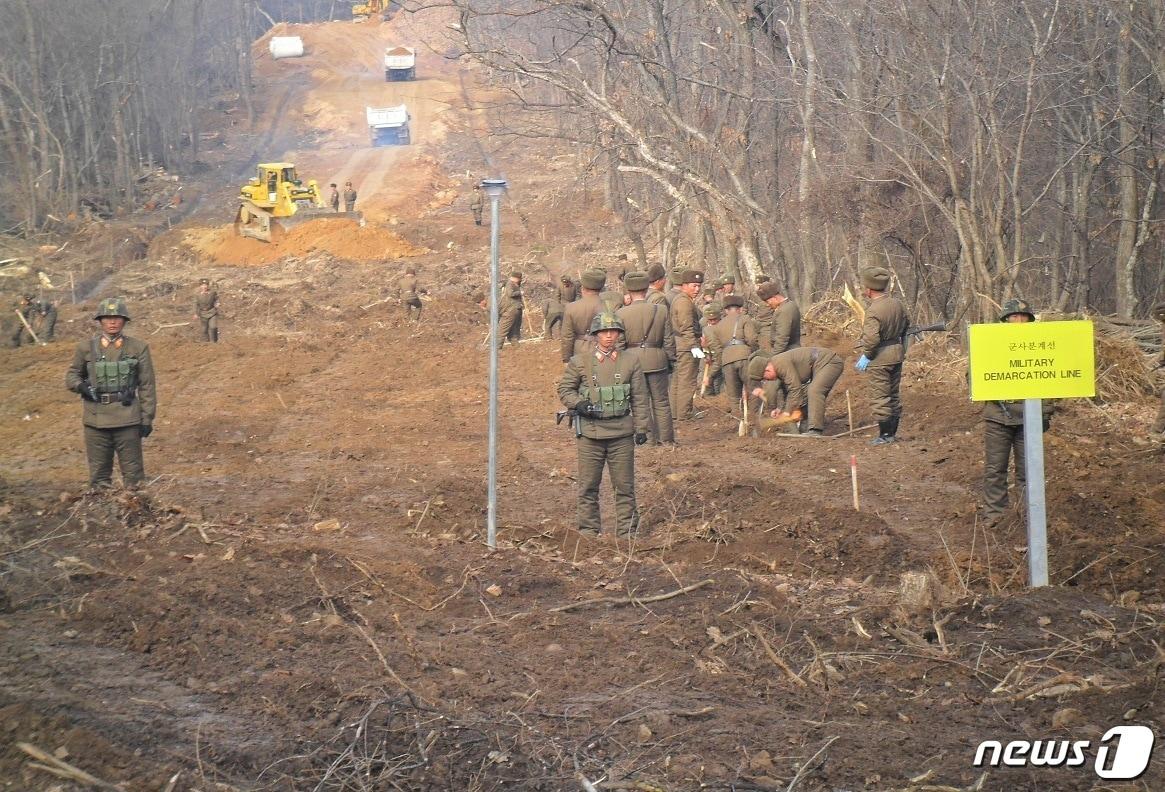 남북군사당국이 &#39;판문점선언 이행을 위한 군사분야 합의서&#39;에 따라 공동유해발굴의 원활한 추진을 위해 강원도 철원 ‘화살머리고지’ 일대에서 남북 도로개설 작업을 추진하고 있다.&#40;국방부 제공&#41; 2018.11.22/뉴스1