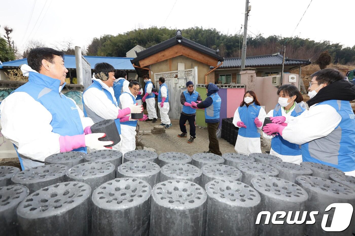 연탄 나눔 봉사 활동./뉴스1