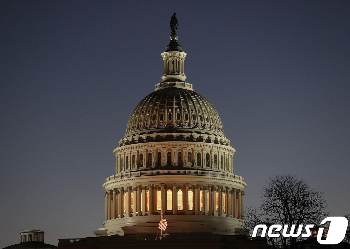 미국 워싱턴DC 의사당의 불 켜진 모습. ⓒ AFP=뉴스1 ⓒ News1 우동명 기자