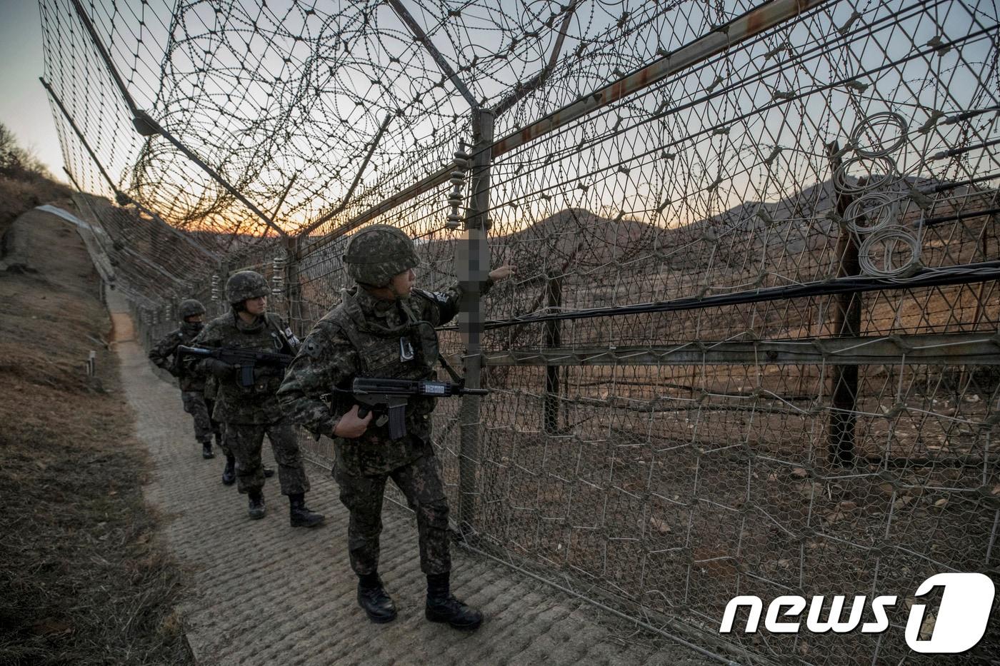 경기도 중서부전선 최전방 지역에서 육군 28사단 장병들이 저무는 해를 뒤로 하고 철책을 따라 근무를 서고 있다. 뉴스1 ⓒ News1 구윤성 기자