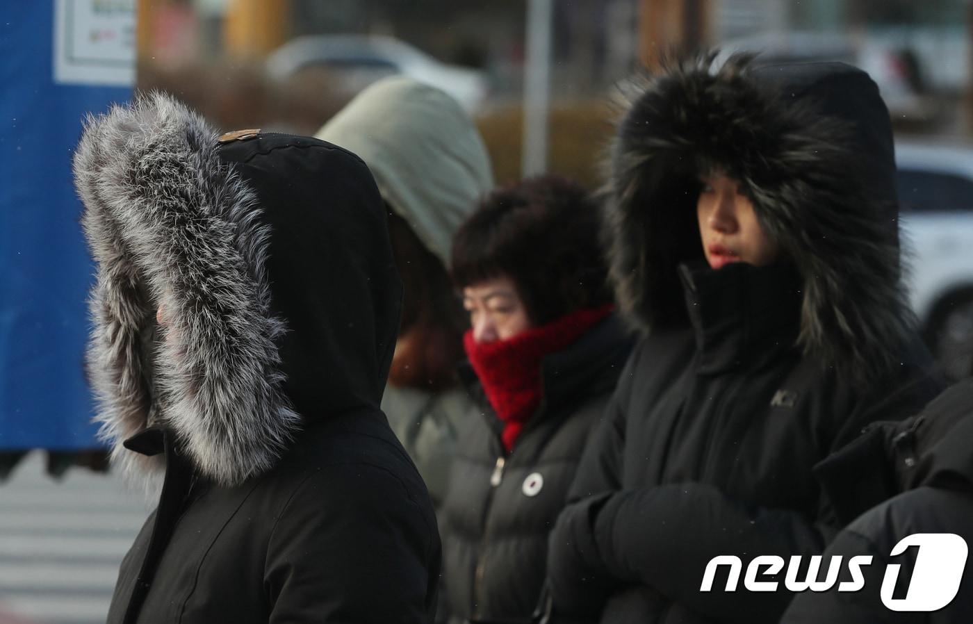 18일 대전·충남은 한파특보가 발표된 가운데 아침 기온이 영하 10도 이하로 내려가 추울 것으로 예보됐다. 대전 서구 한 횡단보도에서 시민들이 두꺼운 외투로 중무장 한채 신호를 기다리고 있다. /뉴스1 ⓒ News1 주기철 기자